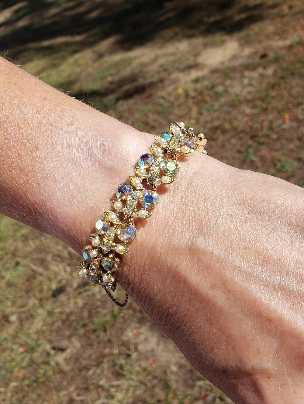 GOLDEN BEAUTY, VINTAGE MULTI-STONE AND PEARL BRACELET. 7 INCHES LONG
